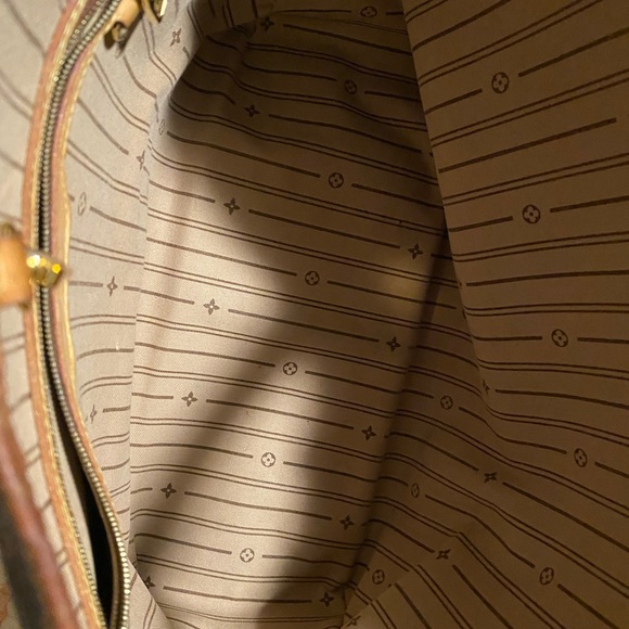 LV bag
Very good condition - Picture 3 of 3